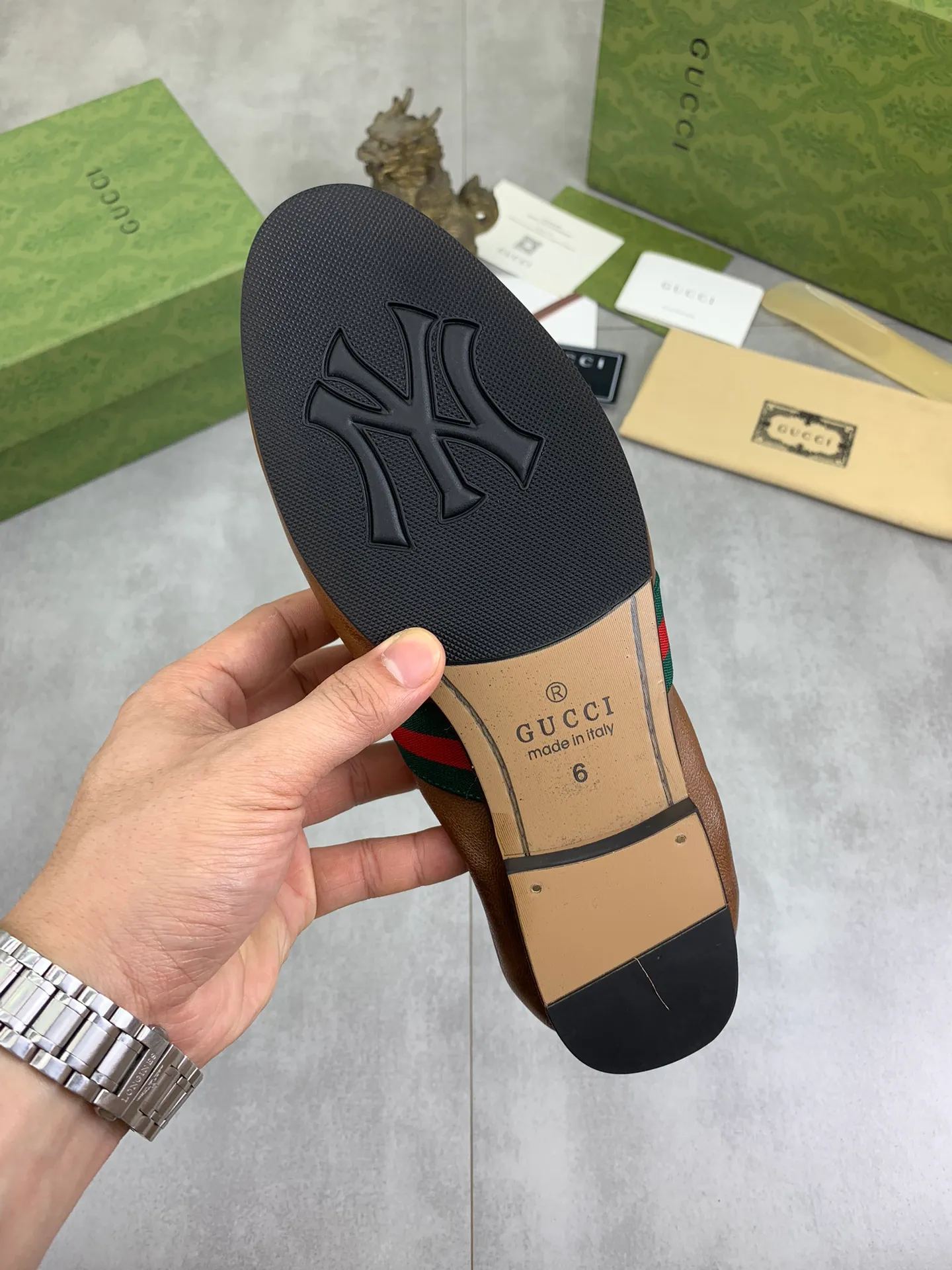 Men's Men's Shoes💰P520💰【New Style】Water-dyed Niuli Gucci's most popular selection of lazy slip-on leather shoes (Gucci) official website latest Gucci lazy leather shoes, hot style 💥 simple and elegant style, exclusive for trendy men. Unique official website latest brand original double G embossing Elements 👑 Original Gucci decoration, fashionable and elegant, fabric original calfskin ✅ fully imported first-layer cowhide lining, official website designated wear-resistant, rubber business outsole, classic model taken at the counter in real life 🎬38-44 black brown optional